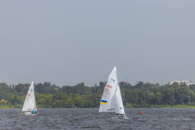 28 Temmuz 'da, Ukrayna' nın Dnipro kentinde, Olimpiyat sınıfı yelkencilik kupası düzenlendi. Turnuva Dinyeper 'in sularında gerçekleşiyor. Yatçılar mı? Spor müsabakası. DNIPRO, UKRAINE 25 Temmuz 2023