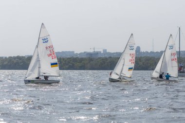 28 Temmuz 'da, Ukrayna' nın Dnipro kentinde, Olimpiyat sınıfı yelkencilik kupası düzenlendi. Turnuva Dinyeper 'in sularında gerçekleşiyor. Yatçılar mı? Spor müsabakası. DNIPRO, UKRAINE 25 Temmuz 2023