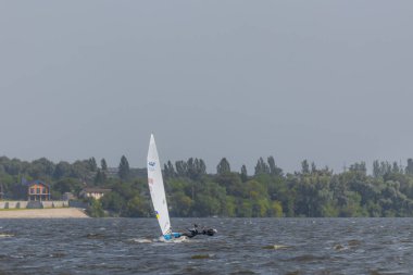28 Temmuz 'da, Ukrayna' nın Dnipro kentinde, Olimpiyat sınıfı yelkencilik kupası düzenlendi. Turnuva Dinyeper 'in sularında gerçekleşiyor. Yatçılar mı? Spor müsabakası. DNIPRO, UKRAINE 25 Temmuz 2023