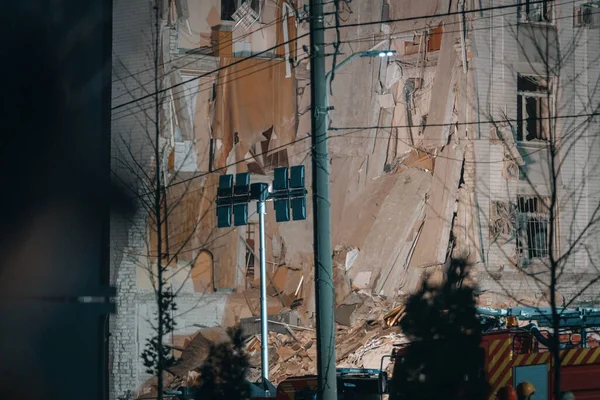 在第聂伯鲁 俄罗斯导弹击中了一座多层住宅大楼和一座大楼 战争的伤痕 俄罗斯军队的暴行 乌克兰平民之家 — 图库照片