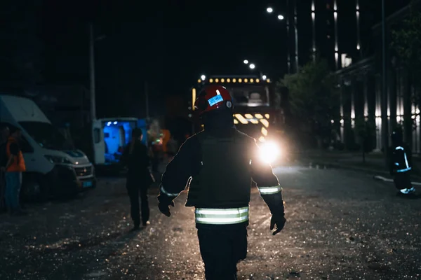 Dnipro 'da, Rus füzeleri çok katlı bir konut binasını ve bir binayı vurdu. Akşam saldırısının sonuçları. Kurtarıcılar ve olay yerindeki insanlar. DNIPRO, UKRAINE 28 Temmuz 2023