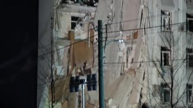Dnipro 'da, Rus füzeleri çok katlı bir binayı ve bir binayı vurdu. Savaş yaraları. Rus ordusunun vahşeti. Ukrayna 'daki sivillerin evi.