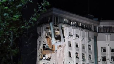 Dnipro 'da, Rus füzeleri çok katlı bir binayı ve bir binayı vurdu. Savaş yaraları. Rus ordusunun vahşeti. Ukrayna 'daki sivillerin evi.