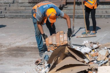 Rus grevinin sonuçları. Dnepr şehrinde, otobüs durağının binasına bir roket çarptı. Kamu hizmetleri çalışanları çarpışmanın sonuçlarını ortadan kaldırıyor. DNIPRO, UKRAINE Ağustos 2023