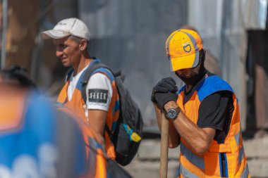 Rus grevinin sonuçları. Dnepr şehrinde, otobüs durağının binasına bir roket çarptı. Kamu hizmetleri çalışanları çarpışmanın sonuçlarını ortadan kaldırıyor. DNIPRO, UKRAINE Ağustos 2023