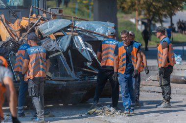 Rus grevinin sonuçları. Dnepr şehrinde, otobüs durağının binasına bir roket çarptı. Kamu hizmetleri çalışanları çarpışmanın sonuçlarını ortadan kaldırıyor. DNIPRO, UKRAINE Ağustos 2023