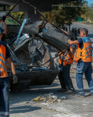 Rus grevinin sonuçları. Dnepr şehrinde, otobüs durağının binasına bir roket çarptı. Kamu hizmetleri çalışanları çarpışmanın sonuçlarını ortadan kaldırıyor. DNIPRO, UKRAINE Ağustos 2023