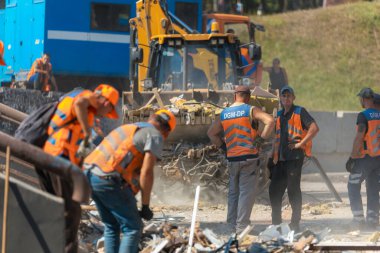 Rus grevinin sonuçları. Dnepr şehrinde, otobüs durağının binasına bir roket çarptı. Kamu hizmetleri çalışanları çarpışmanın sonuçlarını ortadan kaldırıyor. DNIPRO, UKRAINE Ağustos 2023