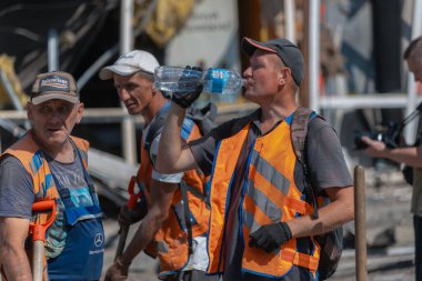Rus grevinin sonuçları. Dnepr şehrinde, otobüs durağının binasına bir roket çarptı. Kamu hizmetleri çalışanları çarpışmanın sonuçlarını ortadan kaldırıyor. DNIPRO, UKRAINE Ağustos 2023
