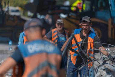 Rus grevinin sonuçları. Dnepr şehrinde, otobüs durağının binasına bir roket çarptı. Kamu hizmetleri çalışanları çarpışmanın sonuçlarını ortadan kaldırıyor. DNIPRO, UKRAINE Ağustos 2023