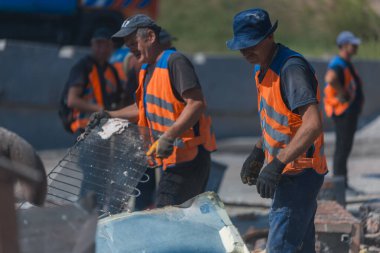 Rus grevinin sonuçları. Dnepr şehrinde, otobüs durağının binasına bir roket çarptı. Kamu hizmetleri çalışanları çarpışmanın sonuçlarını ortadan kaldırıyor. DNIPRO, UKRAINE Ağustos 2023