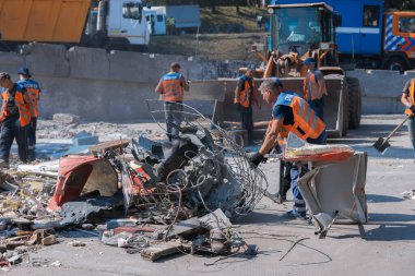 Rus grevinin sonuçları. Dnepr şehrinde, otobüs durağının binasına bir roket çarptı. Kamu hizmetleri çalışanları çarpışmanın sonuçlarını ortadan kaldırıyor. DNIPRO, UKRAINE Ağustos 2023