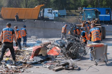Rus grevinin sonuçları. Dnepr şehrinde, otobüs durağının binasına bir roket çarptı. Kamu hizmetleri çalışanları çarpışmanın sonuçlarını ortadan kaldırıyor. DNIPRO, UKRAINE Ağustos 2023