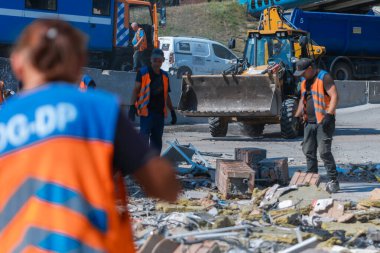 Rus grevinin sonuçları. Dnepr şehrinde, otobüs durağının binasına bir roket çarptı. Kamu hizmetleri çalışanları çarpışmanın sonuçlarını ortadan kaldırıyor. DNIPRO, UKRAINE Ağustos 2023