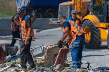 Rus grevinin sonuçları. Dnepr şehrinde, otobüs durağının binasına bir roket çarptı. Kamu hizmetleri çalışanları çarpışmanın sonuçlarını ortadan kaldırıyor. DNIPRO, UKRAINE Ağustos 2023