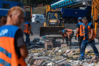 Rus grevinin sonuçları. Dnepr şehrinde, otobüs durağının binasına bir roket çarptı. Kamu hizmetleri çalışanları çarpışmanın sonuçlarını ortadan kaldırıyor. DNIPRO, UKRAINE Ağustos 2023