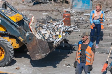 Rus grevinin sonuçları. Dnepr şehrinde, otobüs durağının binasına bir roket çarptı. Kamu hizmetleri çalışanları çarpışmanın sonuçlarını ortadan kaldırıyor. DNIPRO, UKRAINE Ağustos 2023
