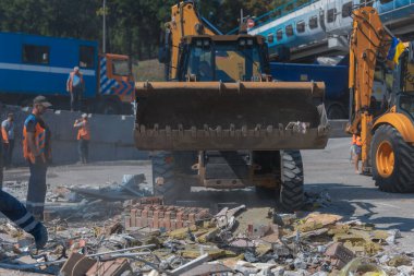 Rus grevinin sonuçları. Dnepr şehrinde, otobüs durağının binasına bir roket çarptı. Kamu hizmetleri çalışanları çarpışmanın sonuçlarını ortadan kaldırıyor. DNIPRO, UKRAINE Ağustos 2023