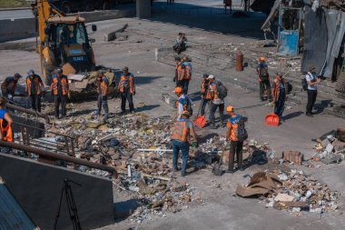 Rus grevinin sonuçları. Dnepr şehrinde, otobüs durağının binasına bir roket çarptı. Kamu hizmetleri çalışanları çarpışmanın sonuçlarını ortadan kaldırıyor. DNIPRO, UKRAINE Ağustos 2023