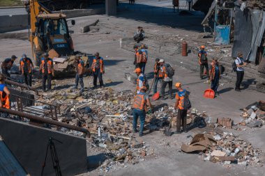 Rus grevinin sonuçları. Dnepr şehrinde, otobüs durağının binasına bir roket çarptı. Kamu hizmetleri çalışanları çarpışmanın sonuçlarını ortadan kaldırıyor. DNIPRO, UKRAINE Ağustos 2023
