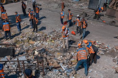 Rus grevinin sonuçları. Dnepr şehrinde, otobüs durağının binasına bir roket çarptı. Kamu hizmetleri çalışanları çarpışmanın sonuçlarını ortadan kaldırıyor. DNIPRO, UKRAINE Ağustos 2023