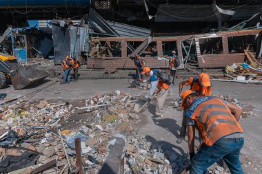 Rus grevinin sonuçları. Dnepr şehrinde, otobüs durağının binasına bir roket çarptı. Kamu hizmetleri çalışanları çarpışmanın sonuçlarını ortadan kaldırıyor. DNIPRO, UKRAINE Ağustos 2023