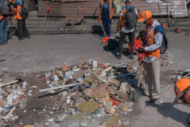 Rus grevinin sonuçları. Dnepr şehrinde, otobüs durağının binasına bir roket çarptı. Kamu hizmetleri çalışanları çarpışmanın sonuçlarını ortadan kaldırıyor. DNIPRO, UKRAINE Ağustos 2023