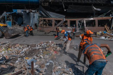 Rus grevinin sonuçları. Dnepr şehrinde, otobüs durağının binasına bir roket çarptı. Kamu hizmetleri çalışanları çarpışmanın sonuçlarını ortadan kaldırıyor. DNIPRO, UKRAINE Ağustos 2023