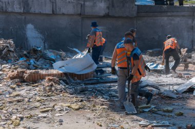 Dnipro kentindeki barışçıl sivil tesislere yapılan Rus grevinin sonuçları otobüs durağı yakınlarındaki büfeleri tahrip etti. Kırık camlar, hasarlı eşyalar. DNIPRO, UKRAINE 24 Ağustos 2023.