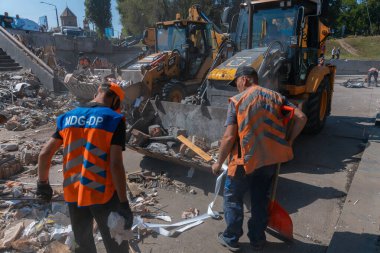 Rus grevinin sonuçları. Dnepr şehrinde, otobüs durağının binasına bir roket çarptı. Kamu hizmetleri çalışanları çarpışmanın sonuçlarını ortadan kaldırıyor. DNIPRO, UKRAINE Ağustos 2023