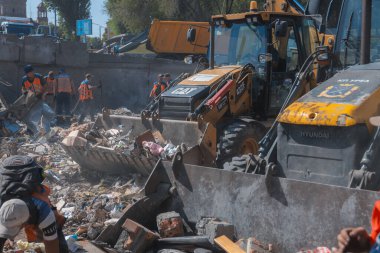 Rus grevinin sonuçları. Dnepr şehrinde, otobüs durağının binasına bir roket çarptı. Kamu hizmetleri çalışanları çarpışmanın sonuçlarını ortadan kaldırıyor. DNIPRO, UKRAINE Ağustos 2023