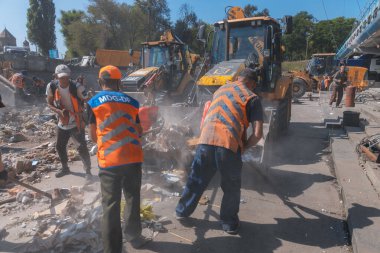 Rus grevinin sonuçları. Dnepr şehrinde, otobüs durağının binasına bir roket çarptı. Kamu hizmetleri çalışanları çarpışmanın sonuçlarını ortadan kaldırıyor. DNIPRO, UKRAINE Ağustos 2023