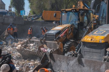 Rus grevinin sonuçları. Dnepr şehrinde, otobüs durağının binasına bir roket çarptı. Kamu hizmetleri çalışanları çarpışmanın sonuçlarını ortadan kaldırıyor. DNIPRO, UKRAINE Ağustos 2023