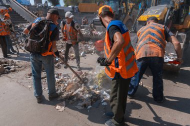 Rus grevinin sonuçları. Dnepr şehrinde, otobüs durağının binasına bir roket çarptı. Kamu hizmetleri çalışanları çarpışmanın sonuçlarını ortadan kaldırıyor. DNIPRO, UKRAINE Ağustos 2023