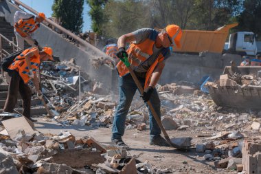 Rus grevinin sonuçları. Dnepr şehrinde, otobüs durağının binasına bir roket çarptı. Kamu hizmetleri çalışanları çarpışmanın sonuçlarını ortadan kaldırıyor. DNIPRO, UKRAINE Ağustos 2023