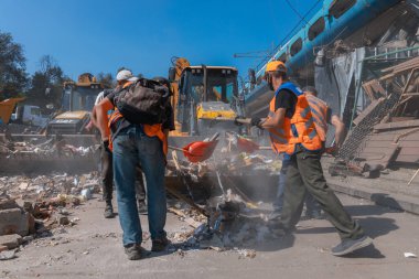 Rus grevinin sonuçları. Dnepr şehrinde, otobüs durağının binasına bir roket çarptı. Kamu hizmetleri çalışanları çarpışmanın sonuçlarını ortadan kaldırıyor. DNIPRO, UKRAINE Ağustos 2023