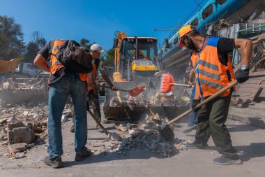 Rus grevinin sonuçları. Dnepr şehrinde, otobüs durağının binasına bir roket çarptı. Kamu hizmetleri çalışanları çarpışmanın sonuçlarını ortadan kaldırıyor. DNIPRO, UKRAINE Ağustos 2023