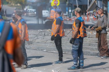 Rus grevinin sonuçları. Dnepr şehrinde, otobüs durağının binasına bir roket çarptı. Kamu hizmetleri çalışanları çarpışmanın sonuçlarını ortadan kaldırıyor. DNIPRO, UKRAINE Ağustos 2023