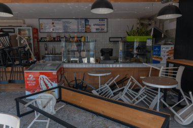 Dnipro kentindeki barışçıl sivil tesislere yapılan Rus grevinin sonuçları otobüs durağı yakınlarındaki büfeleri tahrip etti. Kırık camlar, hasarlı eşyalar. DNIPRO, UKRAINE 24 Ağustos 2023.