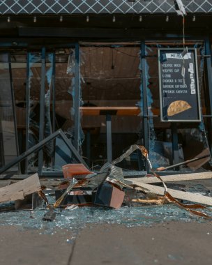 Dnipro kentindeki barışçıl sivil tesislere yapılan Rus grevinin sonuçları otobüs durağı yakınlarındaki büfeleri tahrip etti. Kırık camlar, hasarlı eşyalar. DNIPRO, UKRAINE 24 Ağustos 2023.