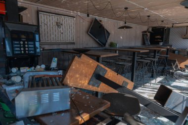 Dnipro kentindeki barışçıl sivil tesislere yapılan Rus grevinin sonuçları otobüs durağı yakınlarındaki büfeleri tahrip etti. Kırık camlar, hasarlı eşyalar. DNIPRO, UKRAINE 24 Ağustos 2023.