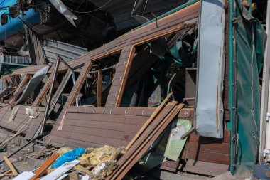 Dnipro kentindeki barışçıl sivil tesislere yapılan Rus grevinin sonuçları otobüs durağı yakınlarındaki büfeleri tahrip etti. Kırık camlar, hasarlı eşyalar. DNIPRO, UKRAINE 24 Ağustos 2023.