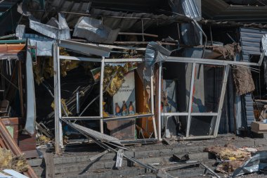 Dnipro kentindeki barışçıl sivil tesislere yapılan Rus grevinin sonuçları otobüs durağı yakınlarındaki büfeleri tahrip etti. Kırık camlar, hasarlı eşyalar. DNIPRO, UKRAINE 24 Ağustos 2023.