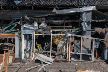 Dnipro kentindeki barışçıl sivil tesislere yapılan Rus grevinin sonuçları otobüs durağı yakınlarındaki büfeleri tahrip etti. Kırık camlar, hasarlı eşyalar. DNIPRO, UKRAINE 24 Ağustos 2023.
