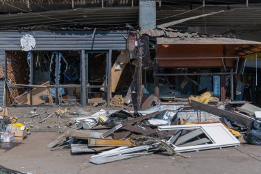 Dnipro kentindeki barışçıl sivil tesislere yapılan Rus grevinin sonuçları otobüs durağı yakınlarındaki büfeleri tahrip etti. Kırık camlar, hasarlı eşyalar. DNIPRO, UKRAINE 24 Ağustos 2023.