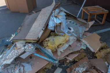 Dnipro kentindeki barışçıl sivil tesislere yapılan Rus grevinin sonuçları otobüs durağı yakınlarındaki büfeleri tahrip etti. Kırık camlar, hasarlı eşyalar. DNIPRO, UKRAINE 24 Ağustos 2023.