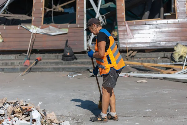 Rus grevinin sonuçları. Dnepr şehrinde, otobüs durağının binasına bir roket çarptı. Kamu hizmetleri çalışanları çarpışmanın sonuçlarını ortadan kaldırıyor. DNIPRO, UKRAINE Ağustos 2023