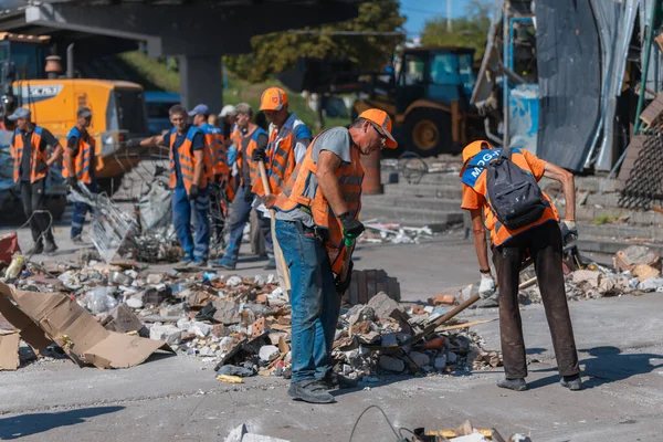 Rus grevinin sonuçları. Dnepr şehrinde, otobüs durağının binasına bir roket çarptı. Kamu hizmetleri çalışanları çarpışmanın sonuçlarını ortadan kaldırıyor. DNIPRO, UKRAINE Ağustos 2023