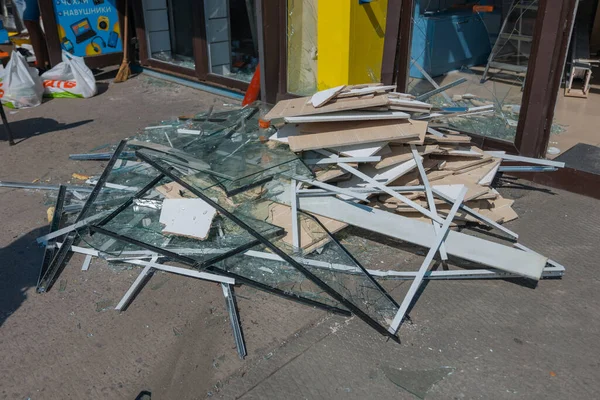 Konsekwencje Rosyjskiego Strajku Pokojowe Obiekty Cywilne Mieście Dnipro Zniszczyły Kioski — Zdjęcie stockowe