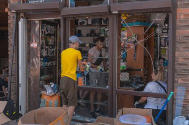 Ukrayna halkı otobüs durağındaki roket saldırısının kurbanlarına yardım etmek için toplandı. Mahvolmuş tezgahlar, perakende satış yerleri. Kırık camlar, hasarlı eşyalar. - İnsanlar. DNIPRO, UKRAINE 24 Ağustos 2023